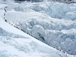 Recordaantal klimmers bereikt op zelfde dag top Mount Everest vanuit Nepal