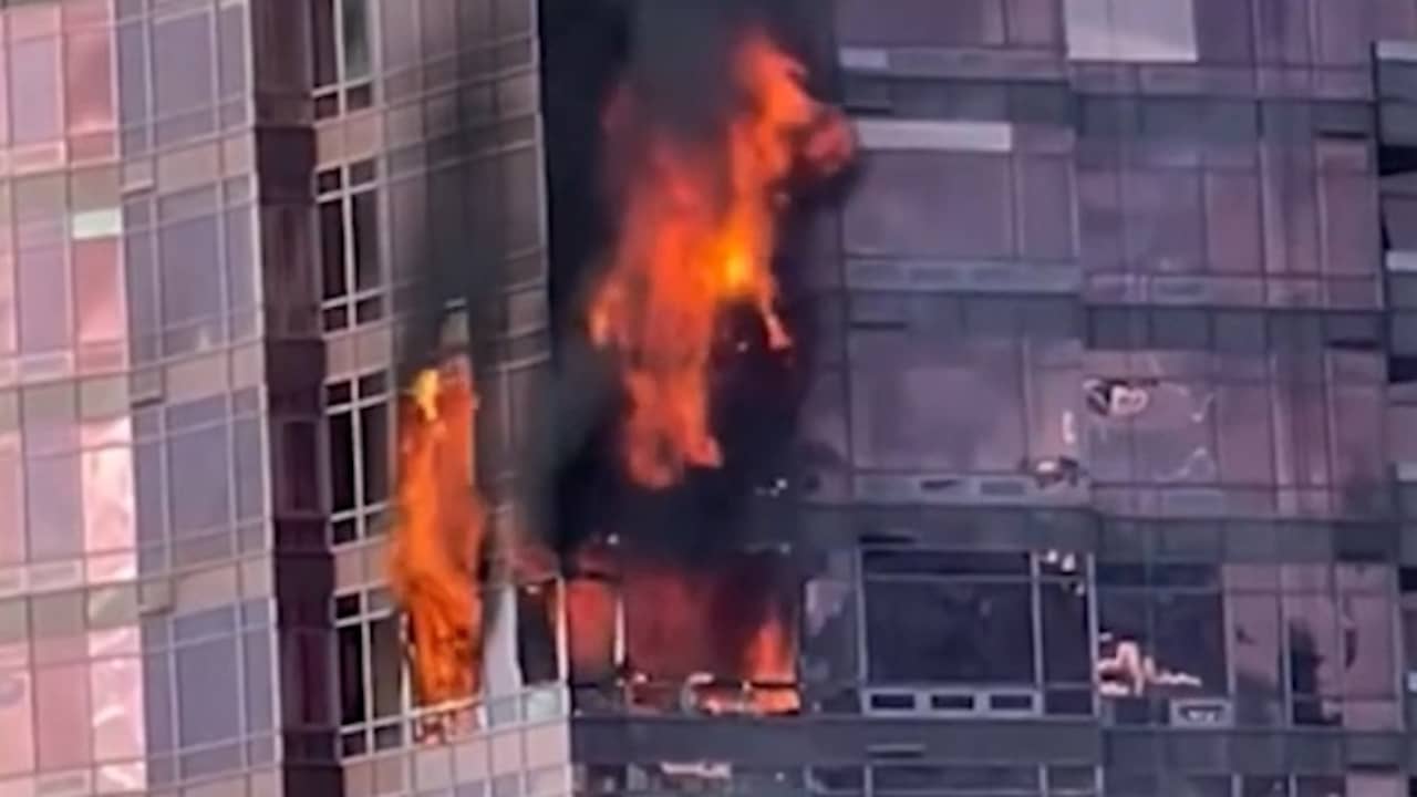 Puin valt naar beneden tijdens brand in Canadese wolkenkrabber