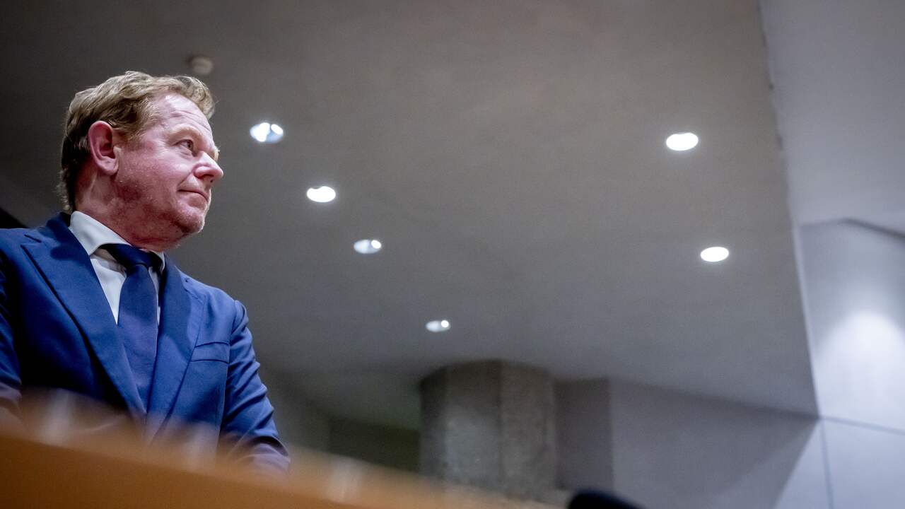 Foto bij Minister Van Weel krijgt voordeel van de twijfel na extra excuses aan Kamer