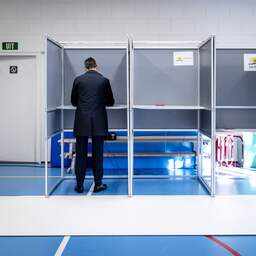 Live verkiezingen | Eerste prominenten brengen stem uit, enkele overleden kandidaten op lijst