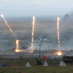 Video | Poetin ziet drones met vlammenwerpers in actie tijdens oefening