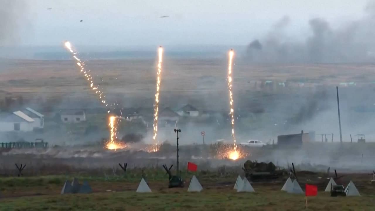 Foto bij Video | Poetin ziet drones met vlammenwerpers in actie tijdens oefening