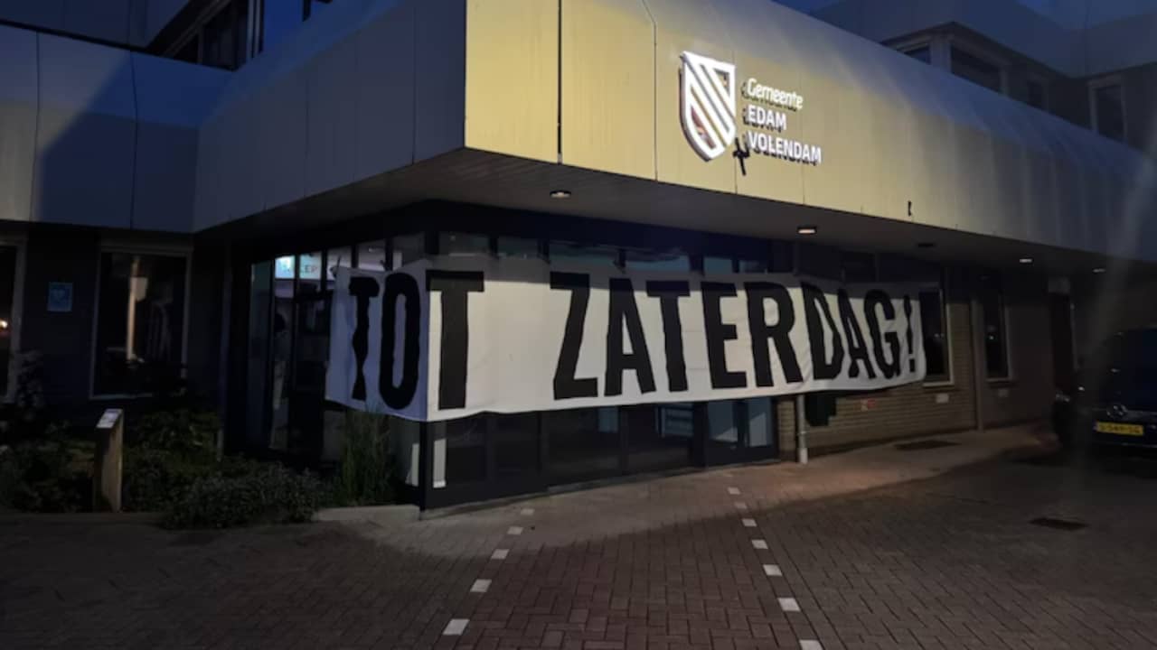 Willem II-fans hangen spandoeken op in Volendam vanwege verbod op uitfans
