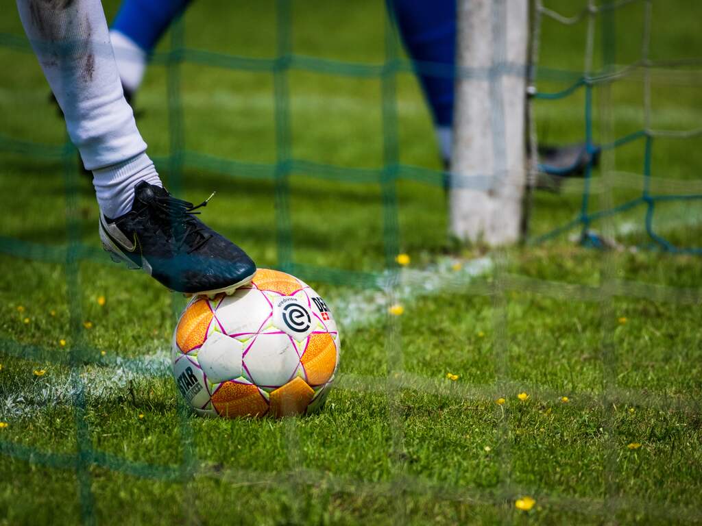 Scheidsrechter jeugdwedstrijd Alphen aan den Rijn in ziekenhuis na mishandeling