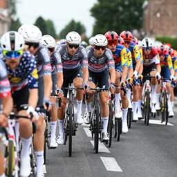 Live Tour | Groenewegen houdt zich voorlopig schuil in peloton, kans op waaiers