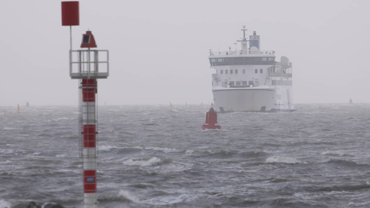 Video | Veerboot in Harlingen krijgt hulp van sleepboot door harde wind