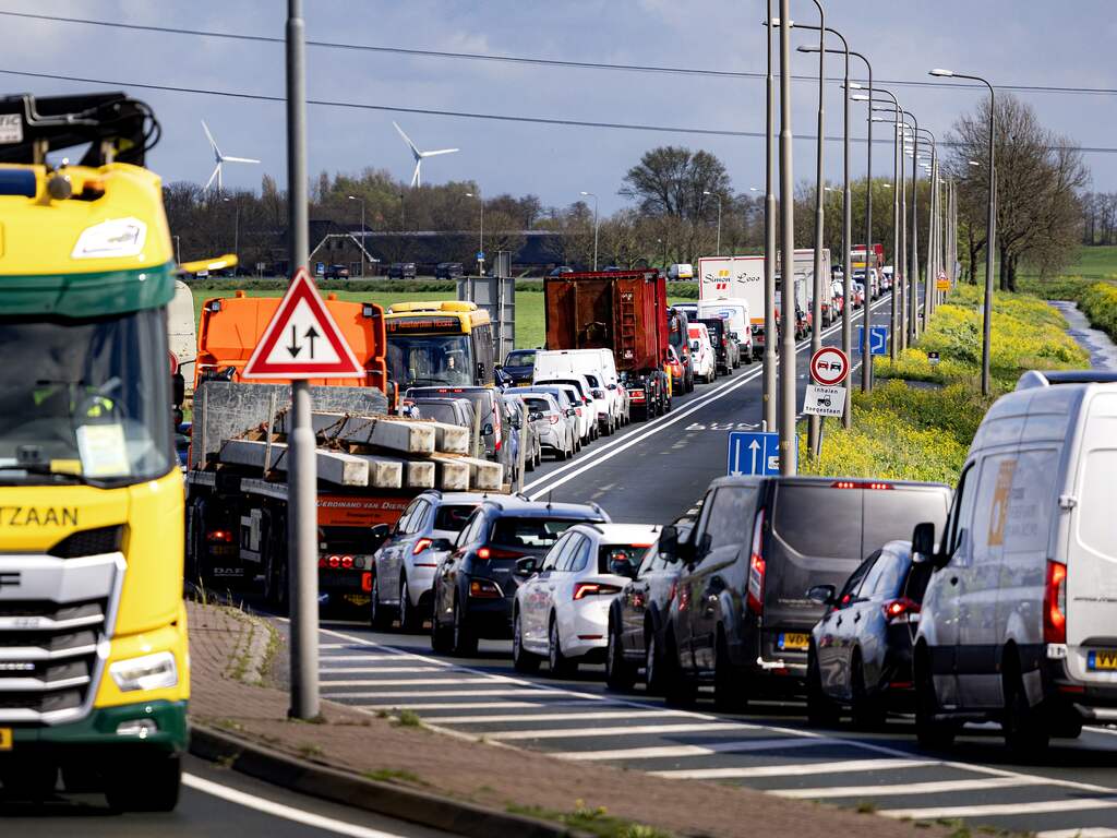 Eerste dag van half jaar werkzaamheden A7-brug: iets drukker op weg en in trein