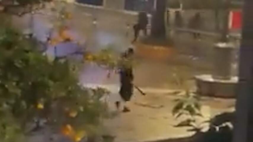 Man loopt met zwaard over straat na aanval in Spaanse kerk