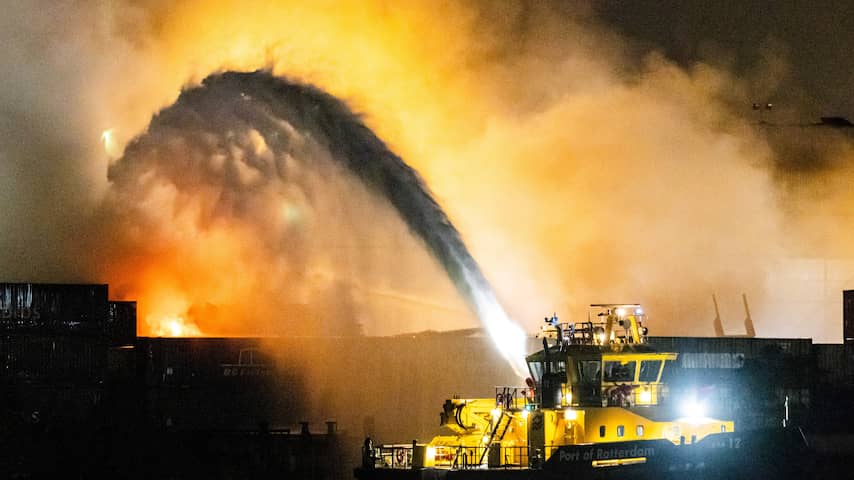 Brand bij recyclingbedrijf in Rotterdam onder controle, Maastunnel weer open