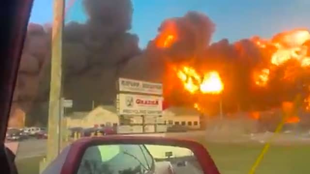 Vrachtvliegtuig UPS gaat in vlammen op na crash bij vliegtuig Kentucky