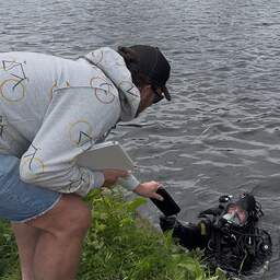 Duiker krijgt boete als hij wielrenner helpt die spullen in water is verloren