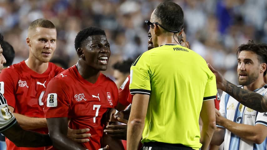 Rood Embolo in WK-duel met Argentinië volgens spelregelorganisatie onterecht