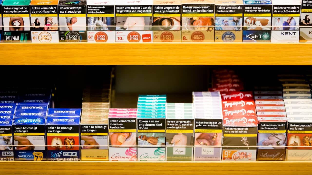 'Minderjarigen kunnen steeds makkelijker sigaretten kopen' | Economie