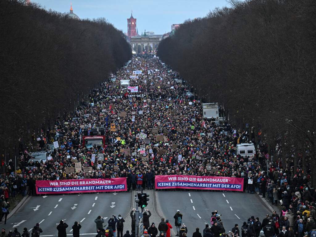 In Berlijn demonstreren ruim 160.000 mensen tegen samenwerking AfD en CDU