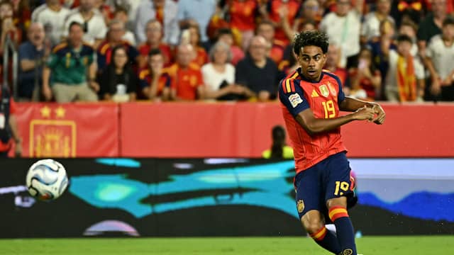 Lamine Yamal krult de bal in verre hoek voor Spanje tegen Kroatië