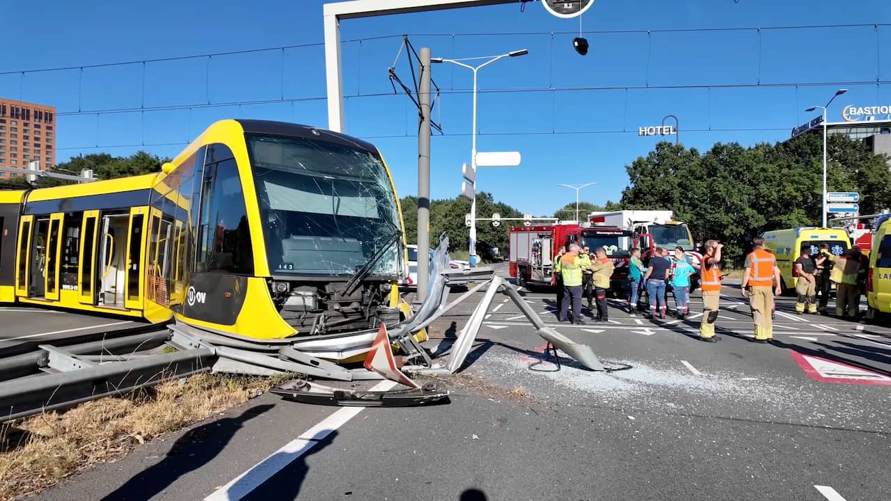 Tram ligt naast het spoor na botsing met lijnbus in Utrecht