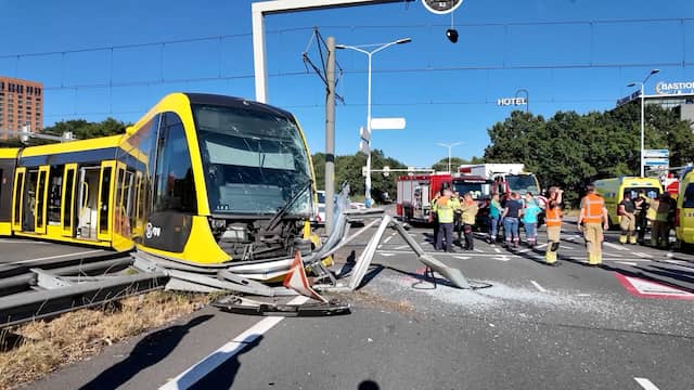 Tram ligt naast het spoor na botsing met lijnbus in Utrecht