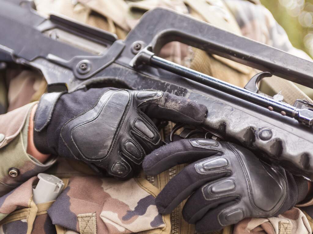 Politie rukt uit voor man in legeroutfit met 'groot vuurwapen', blijkt spelende jongen