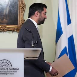 Schotse premier dient ontslag in nadat hij zijn eigen regering opblies