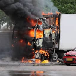 Video | Vlammen slaan uit bestelbus en vrachtwagen bij tankstation langs A16