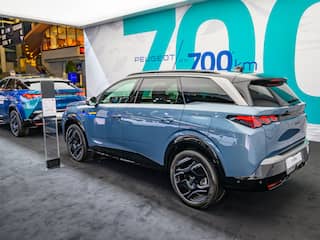 Autoconcern Stellantis legt fabrieken Peugeot en Citroën stil om batterijtekort