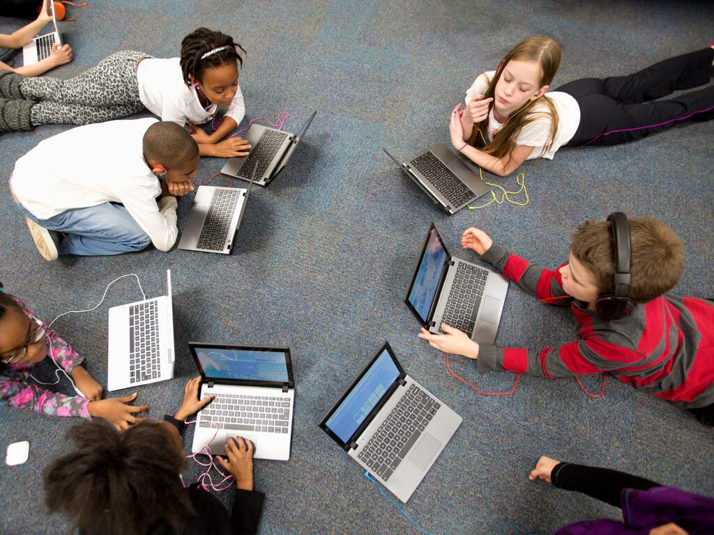 Onderwijskoepels: Maak laptops gratis en schaf vrijwillige ouderbijdrage af