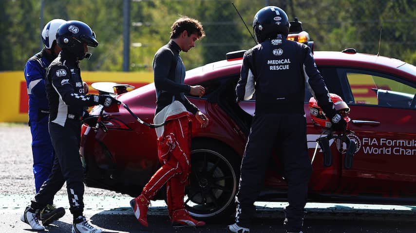 Leclerc met schrik vrij na zware crash op Monza: 'Auto voelde vreemd aan'