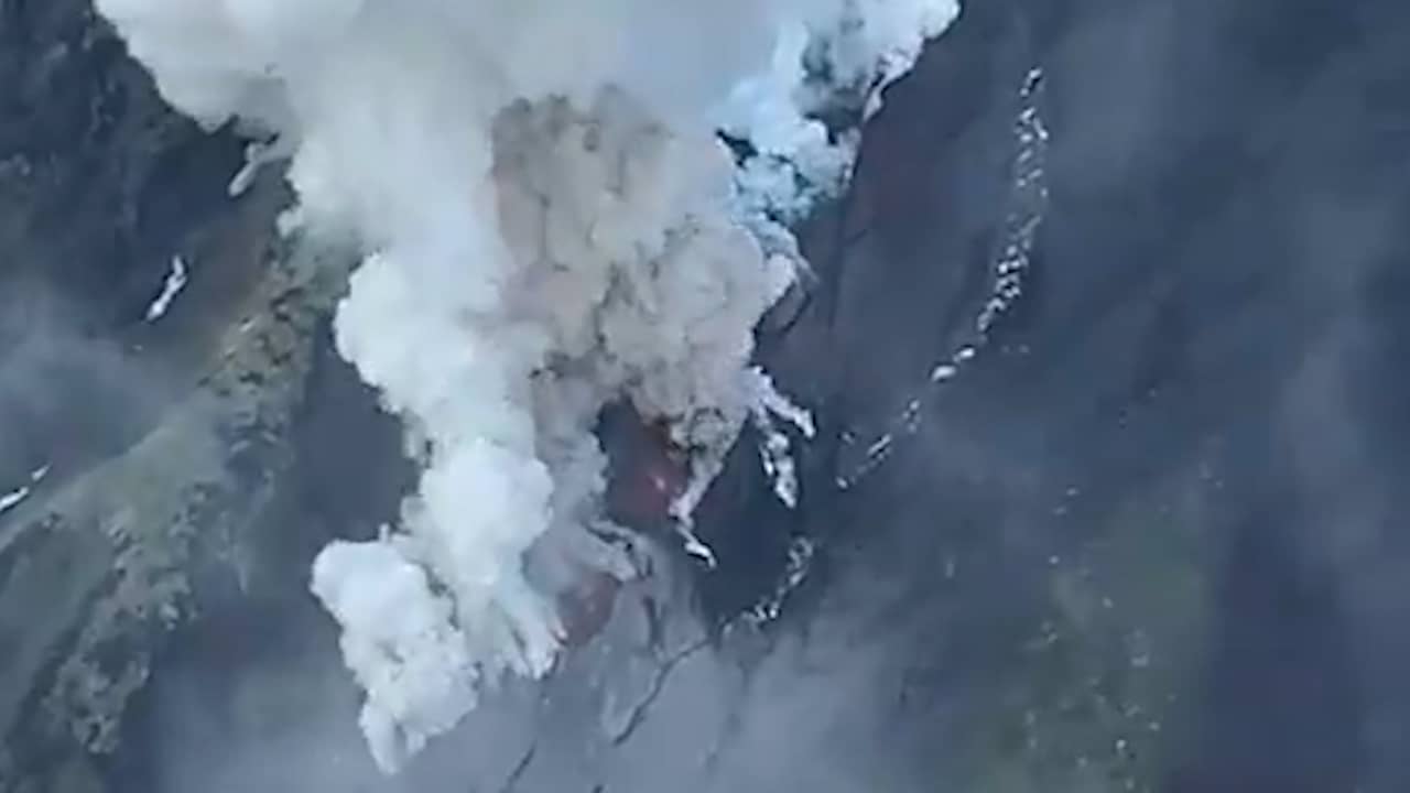Beeld uit video: Russische vulkaan spuwt enorme rookwolken uit
