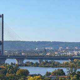 Video | Russische drone raakt belangrijke brug in Kyiv