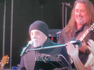 Billy Joel staat onverwachts voor het eerst in bijna jaar weer op het podium