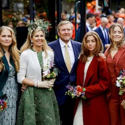 Live Koningsdag | Jarige Willem-Alexander en familie lopen door Emmen