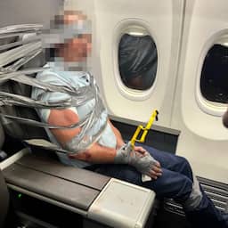 Passagiers op vlucht vanuit Dallas tapen agressieve passagier vast aan stoel