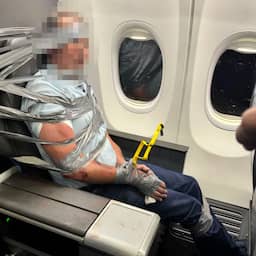 Passagiers op vlucht vanuit Dallas tapen agressieve passagier vast aan stoel