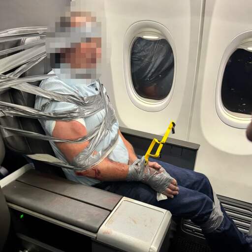 Illustratie bij: Passagiers op Amerikaanse vlucht tapen agressieve passagier vast aan stoel