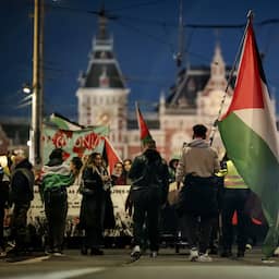 Pro-Palestijnse activisten van XR leggen treinverkeer rond Amsterdam Centraal plat