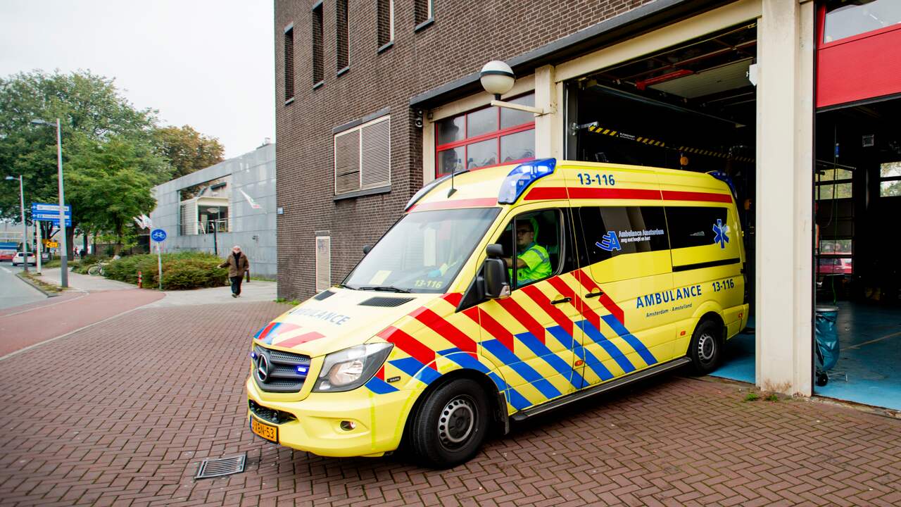 Politie voortaan met ambulance mee naar azc Zaandam | Binnenland | NU.nl