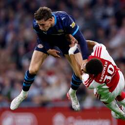 Van Bommel had volgens scheidsrechtersbaas rood moeten krijgen tegen Ajax