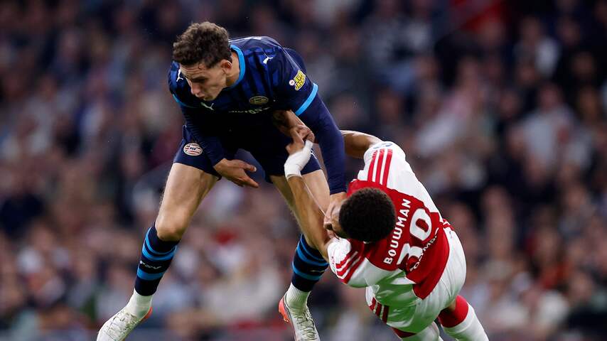 Foto bij Van Bommel had volgens scheidsrechtersbaas rood moeten krijgen tegen Ajax