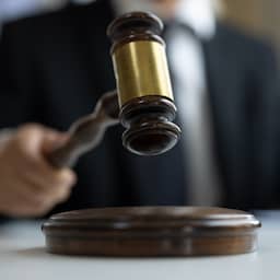 Achttien jaar cel voor man die echtgenote doodstak in bijzijn van vier kinderen