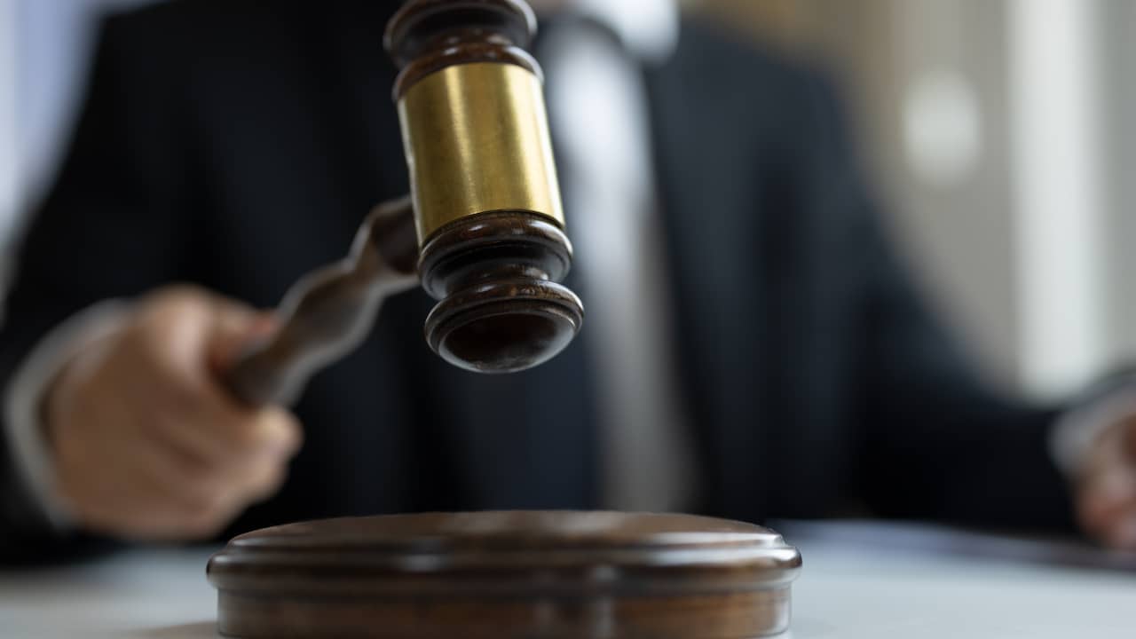 Achttien jaar cel voor man die echtgenote doodstak in bijzijn van vier kinderen