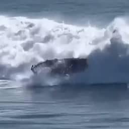 Video | Boot met gezin slaat om in surfgolf voor westkust VS