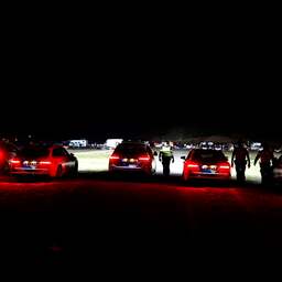 Video | Politiewagens rijden in formatie bij ontruiming illegale duinrave