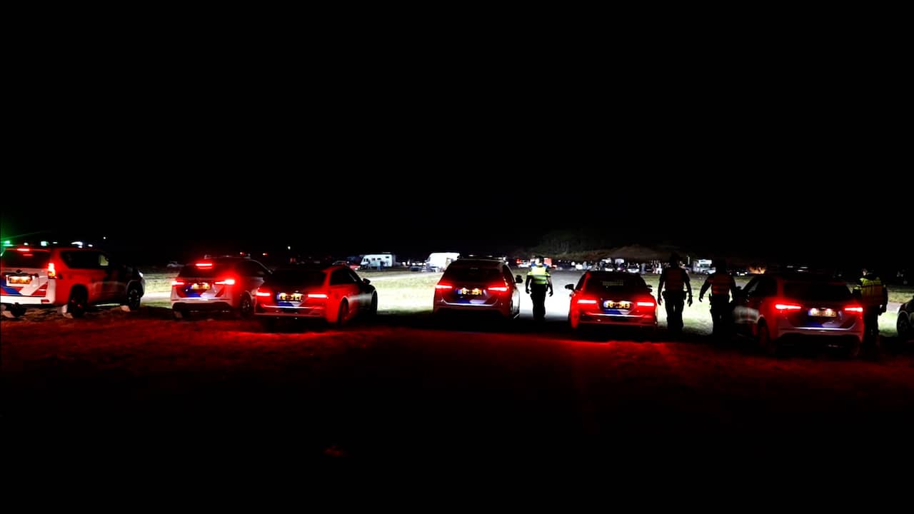 Foto bij Video | Politiewagens rijden in formatie bij ontruiming illegale duinrave