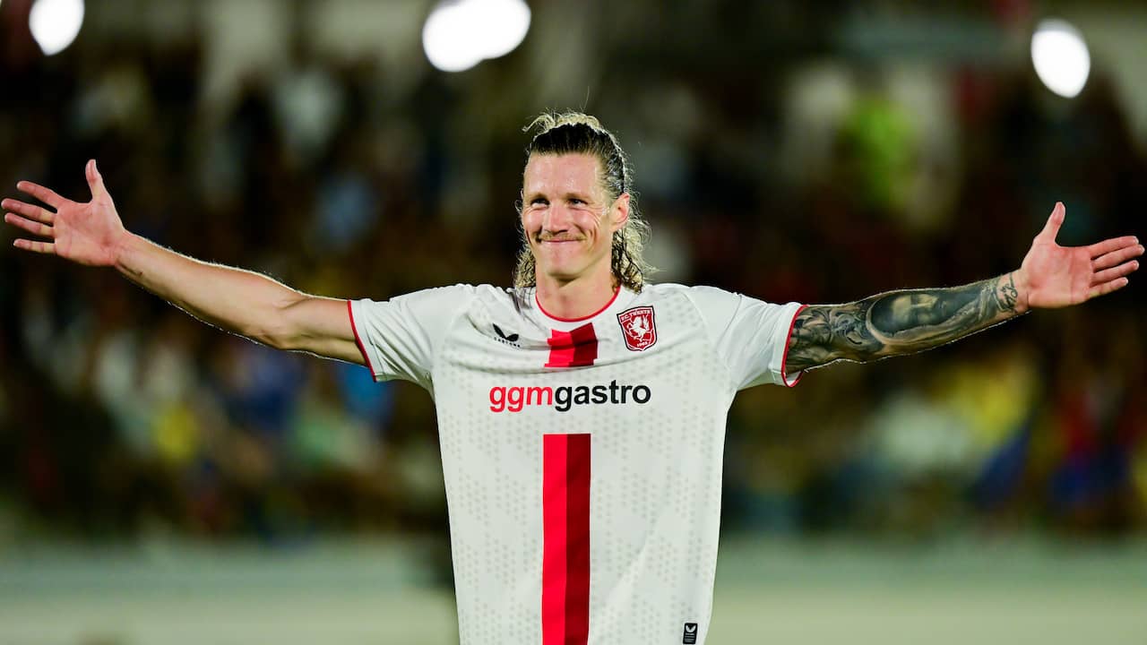 Weghorst krijgt bal met gelukje mee en scoort voor FC Twente in Gibraltar
