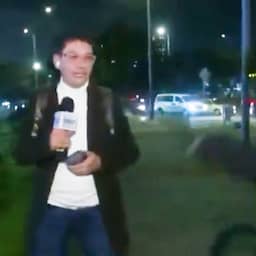Video | Fietsers proberen telefoon van journalist te stelen tijdens live-uitzending