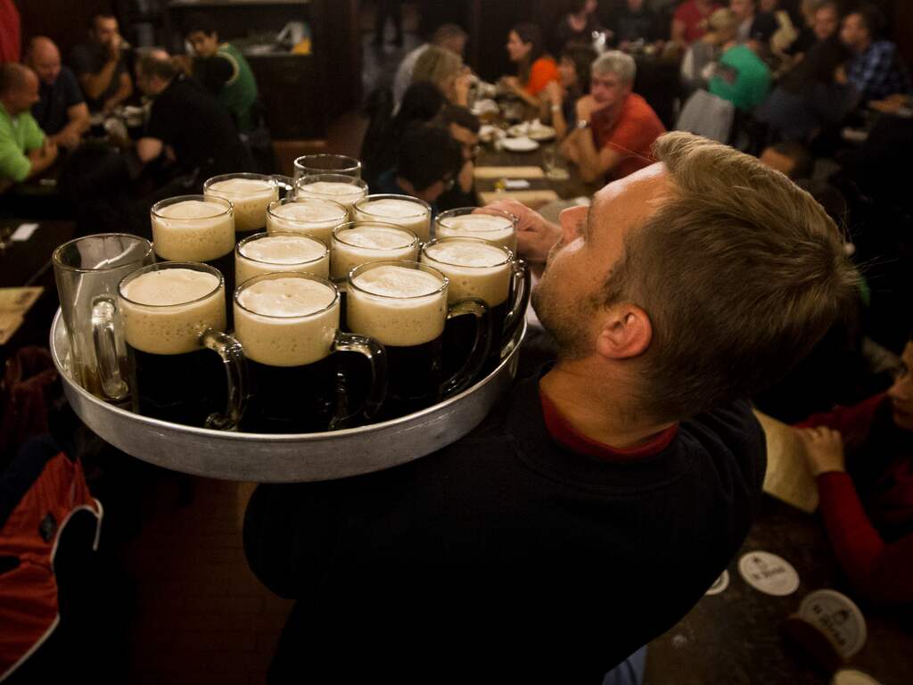 Praag is dronken toeristen zat en verbiedt georganiseerde kroegentochten