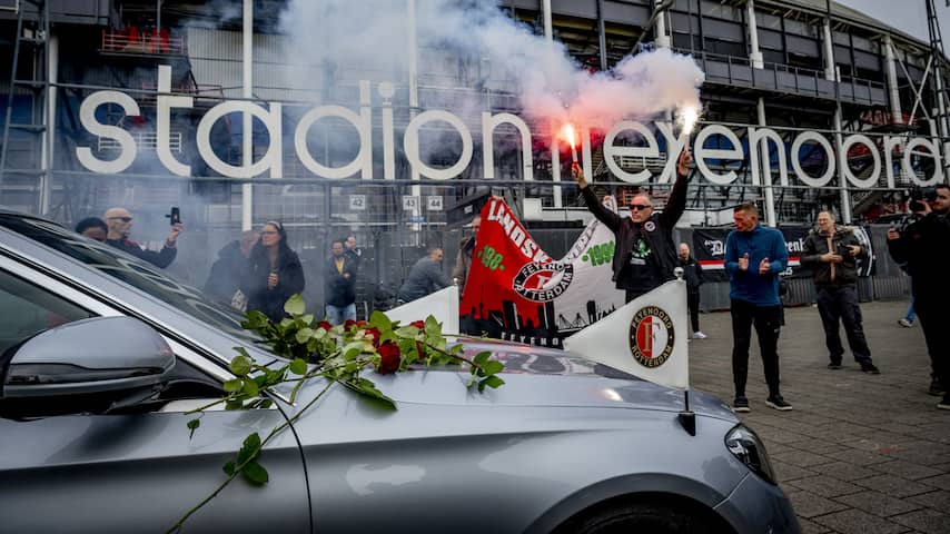 Erehaag van honderden Feyenoord-fans voor overleden Beenhakker | Voetbal |  NU.nl
