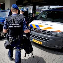 Achttienjarige man met vuurwapen en munitie aangehouden op Schiphol