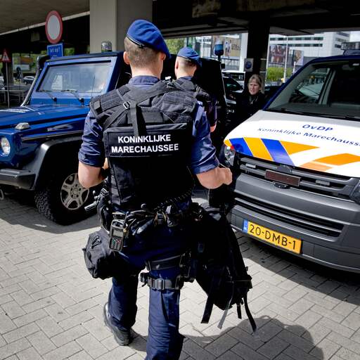 Illustratie bij: Achttienjarige man met vuurwapen en munitie aangehouden op Schiphol