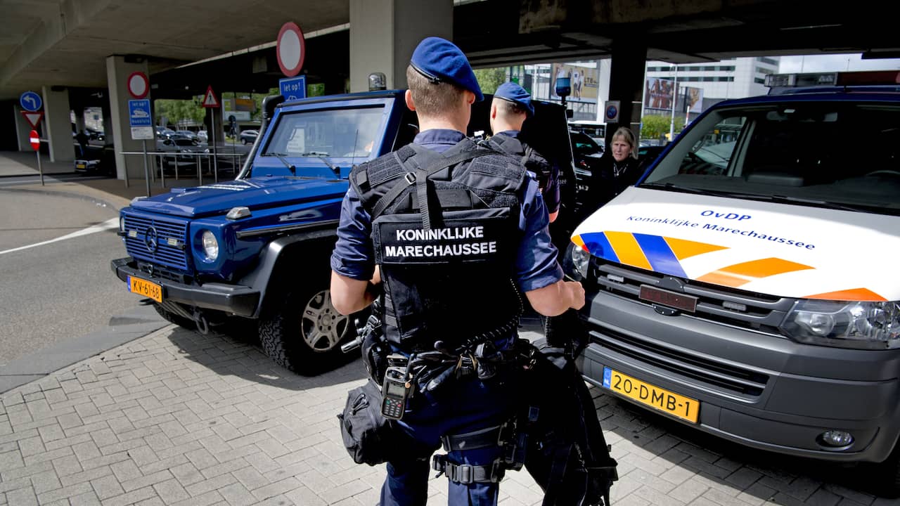 Achttienjarige man met vuurwapen en munitie aangehouden op Schiphol